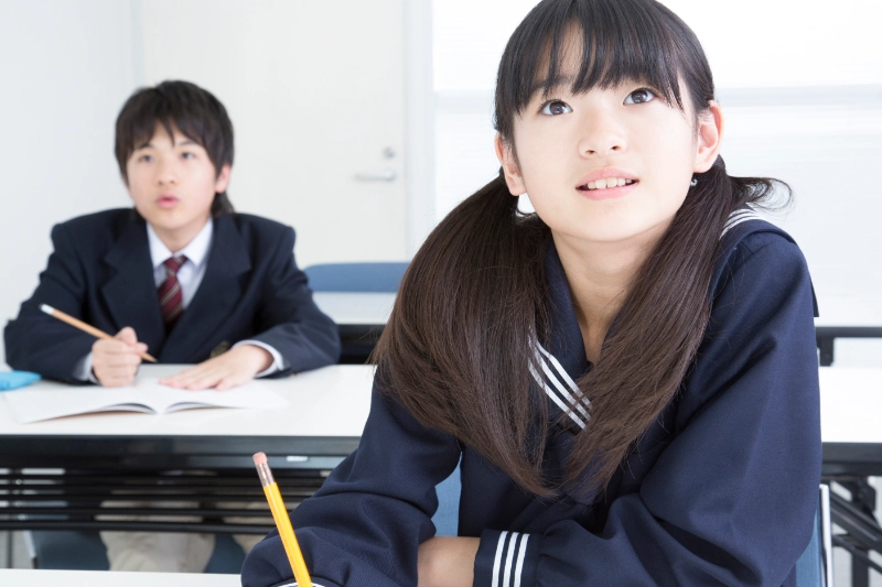 勉強中の中学生