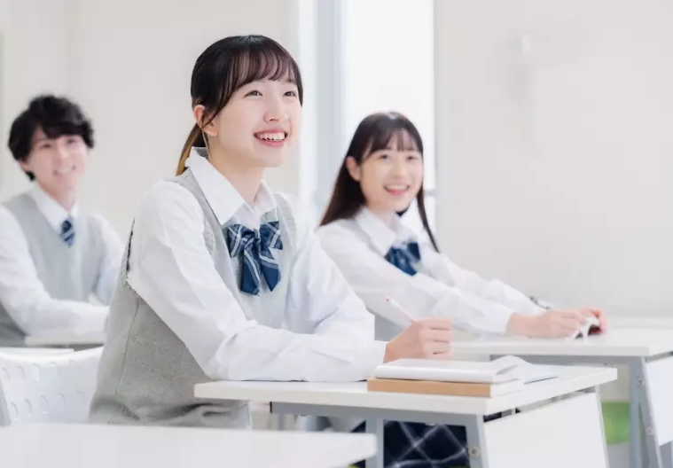 女子生徒が授業を受ける風景