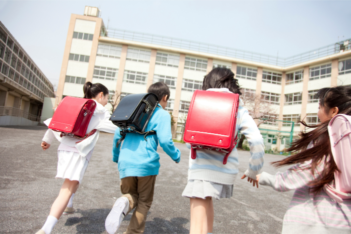 登校中の小学生