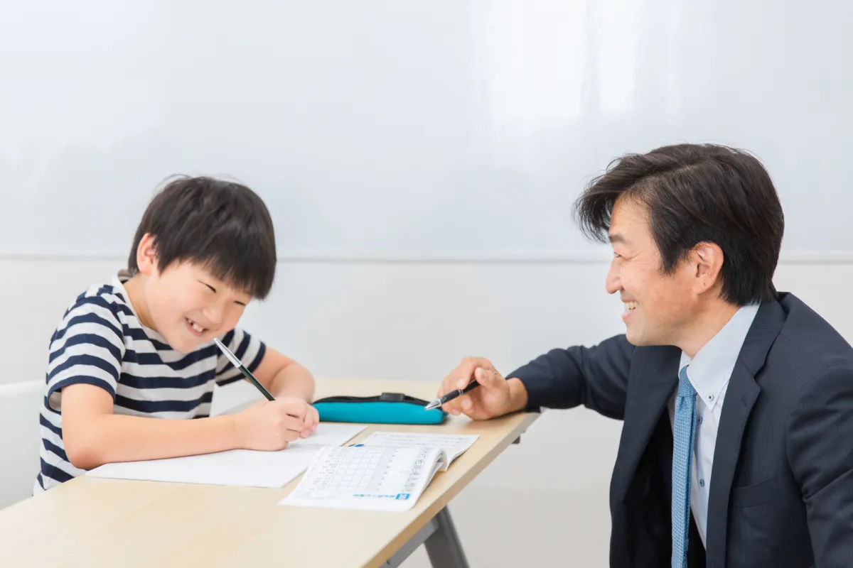 夏季講習に参加する小学生